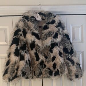 Chic Faux Fur coat with Black and white pattern.
Closes with hooks.